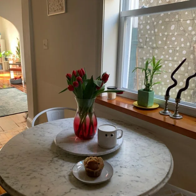 Marble Dinner Table Round Top With Floral Centerpiece