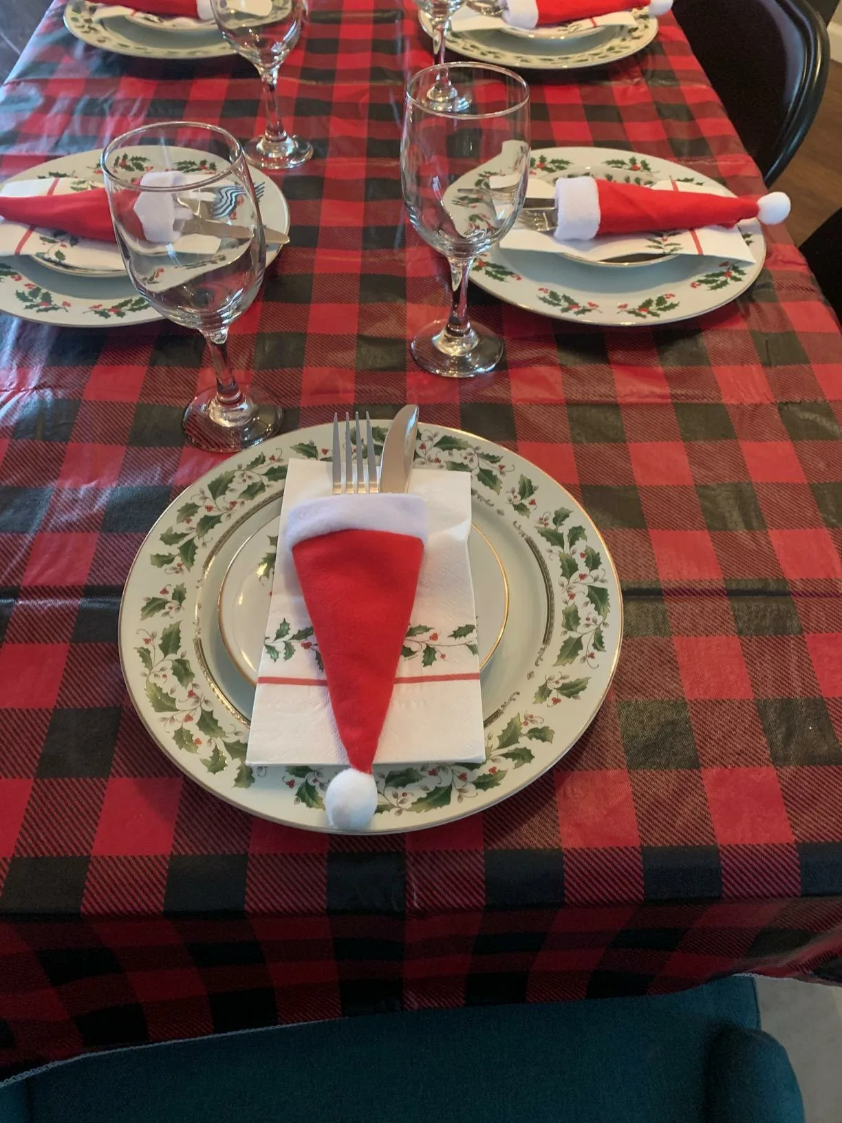 Red Silverwareholder Red Tablecloth Plaid Clear Glass Wineglass Top Angle View Christmas Table Dinner Ideas