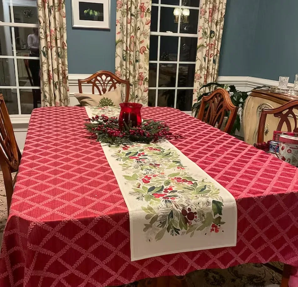 New Years Eve Party Table Decor Ideas Red Pattern Tablcloth With Printed Table Runner