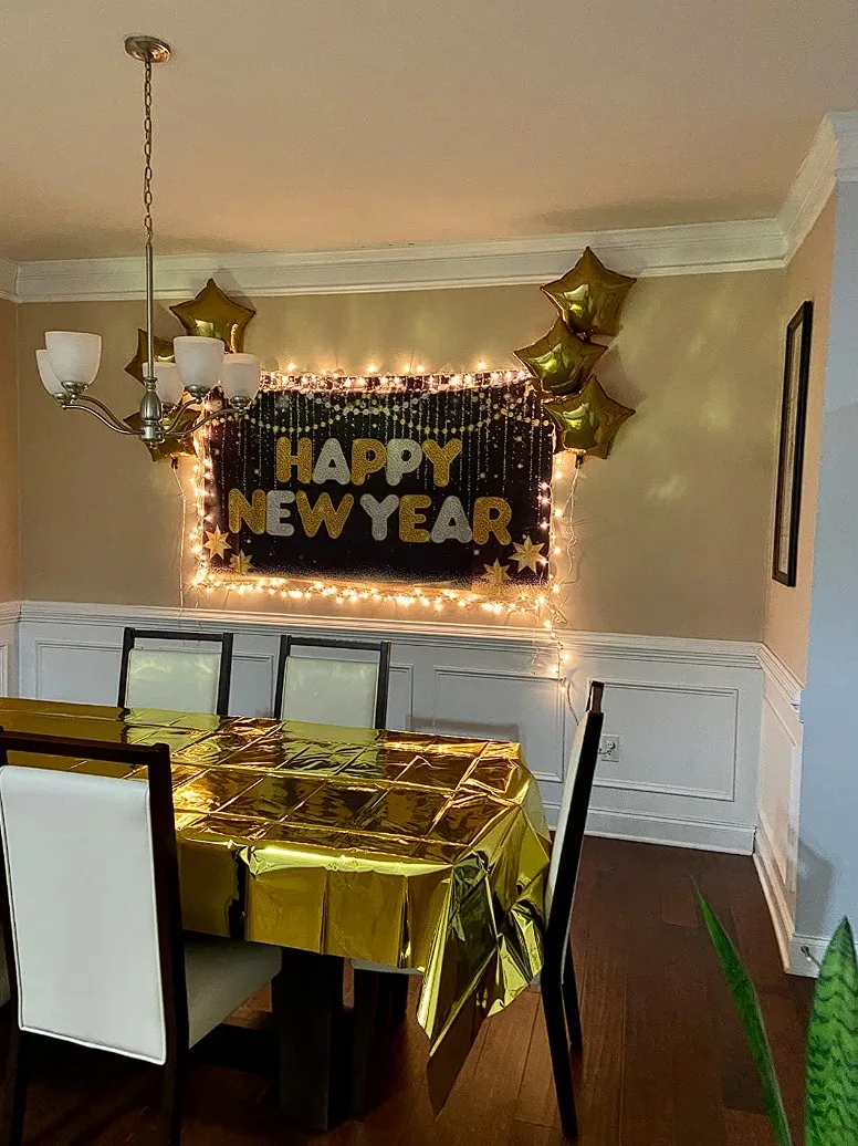 New Year’s Eve Party Table Decor Ideas With Disposable Metallic Table Cover