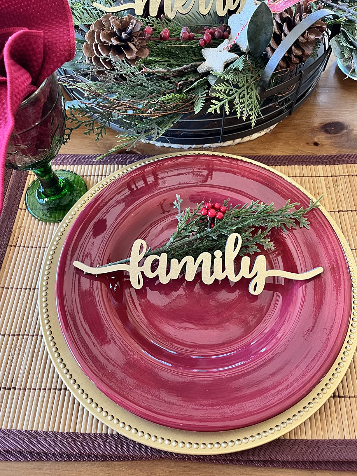 Gold Chargerpalte Red Plate Family Mistletoe Closeup Top View Christmas Table Dinner Ideas