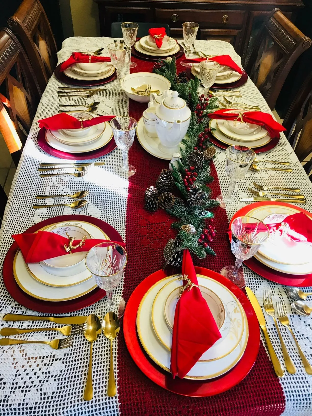 Green Garland Centerpiece Red Chargerpaltes See Through Tablecloth Christmas Dinner Table Decorations