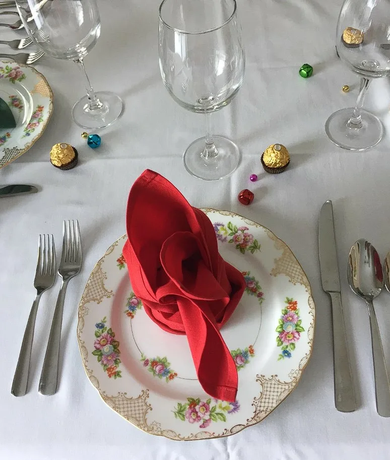 Napkin Folding Ideas Red Polyester Rolled On Decorative Plate