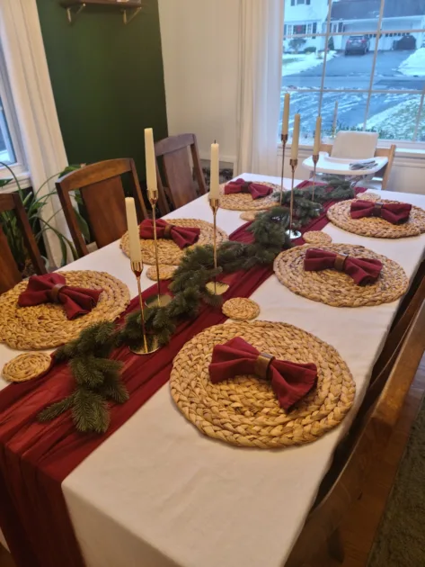 Red Tablerunner Cheesecloth Green Garland Jute Placemats Gold Candlestick Holder Winter Dinner Table Decorations