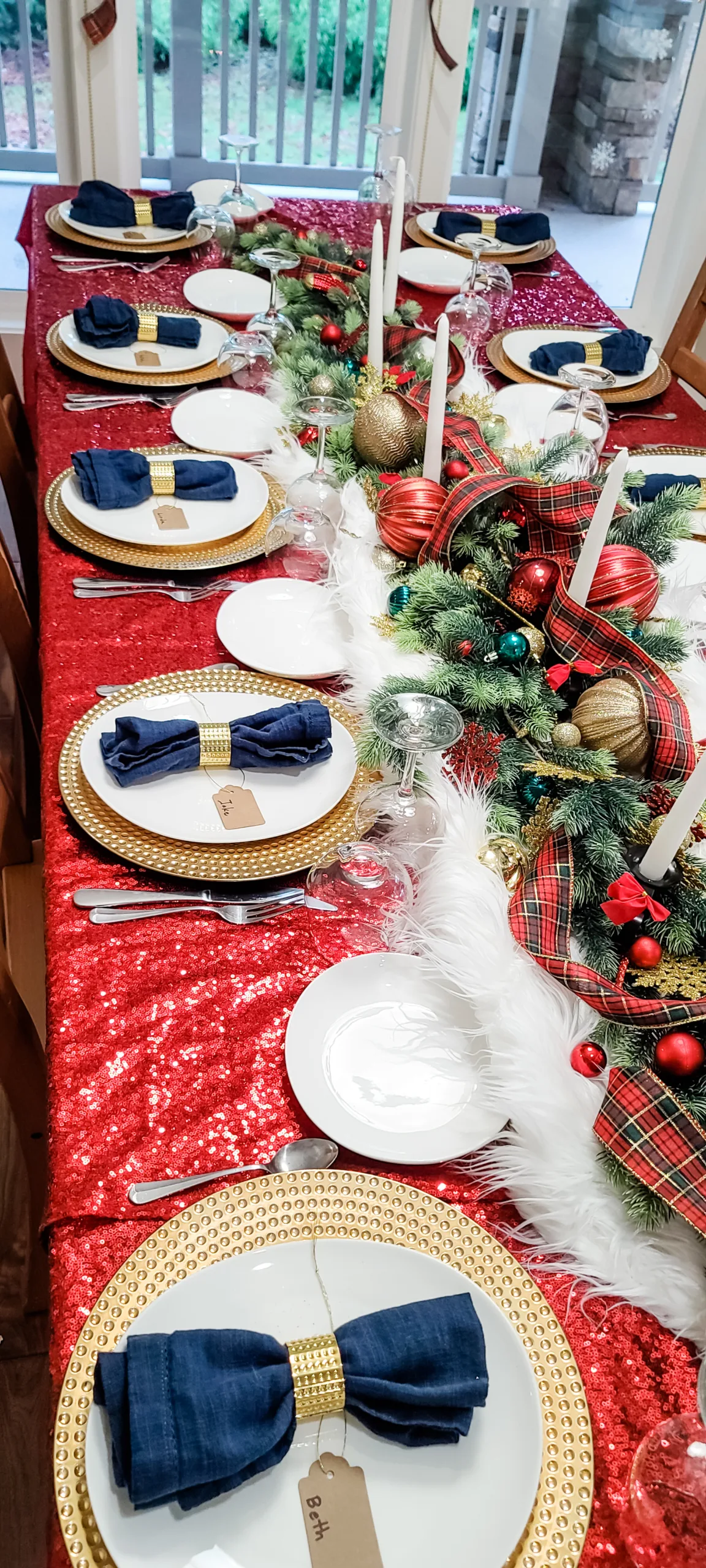 White Tablerunner Fur Gold Charger Plates Red Tablecloth Winter Dinner Table Decorations